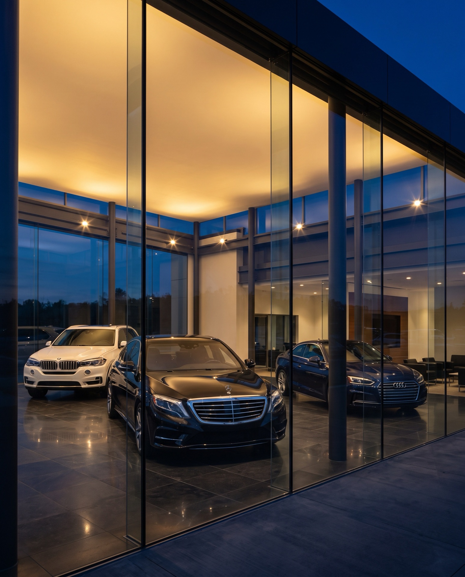 Showroom mit neuen Fahrzeugen am Abend